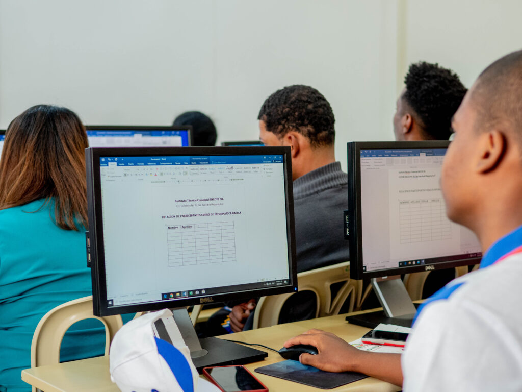 Estudiantes usando computadoras