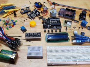 Mesa llena de piezas de arduino.