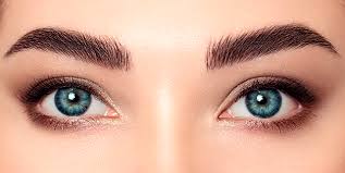Primer plano de cara de mujer, mostrando sus cejas y pestañas