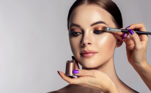 Mujer siendo maquillada