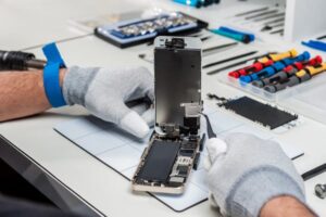 Tecnico abriendo un telefono movil