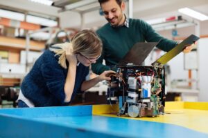 Personas creando un robot en una mesa.