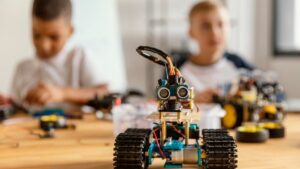 Niños armando robots