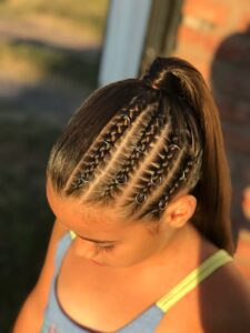 mujer mostrando su pelo con trenzas.